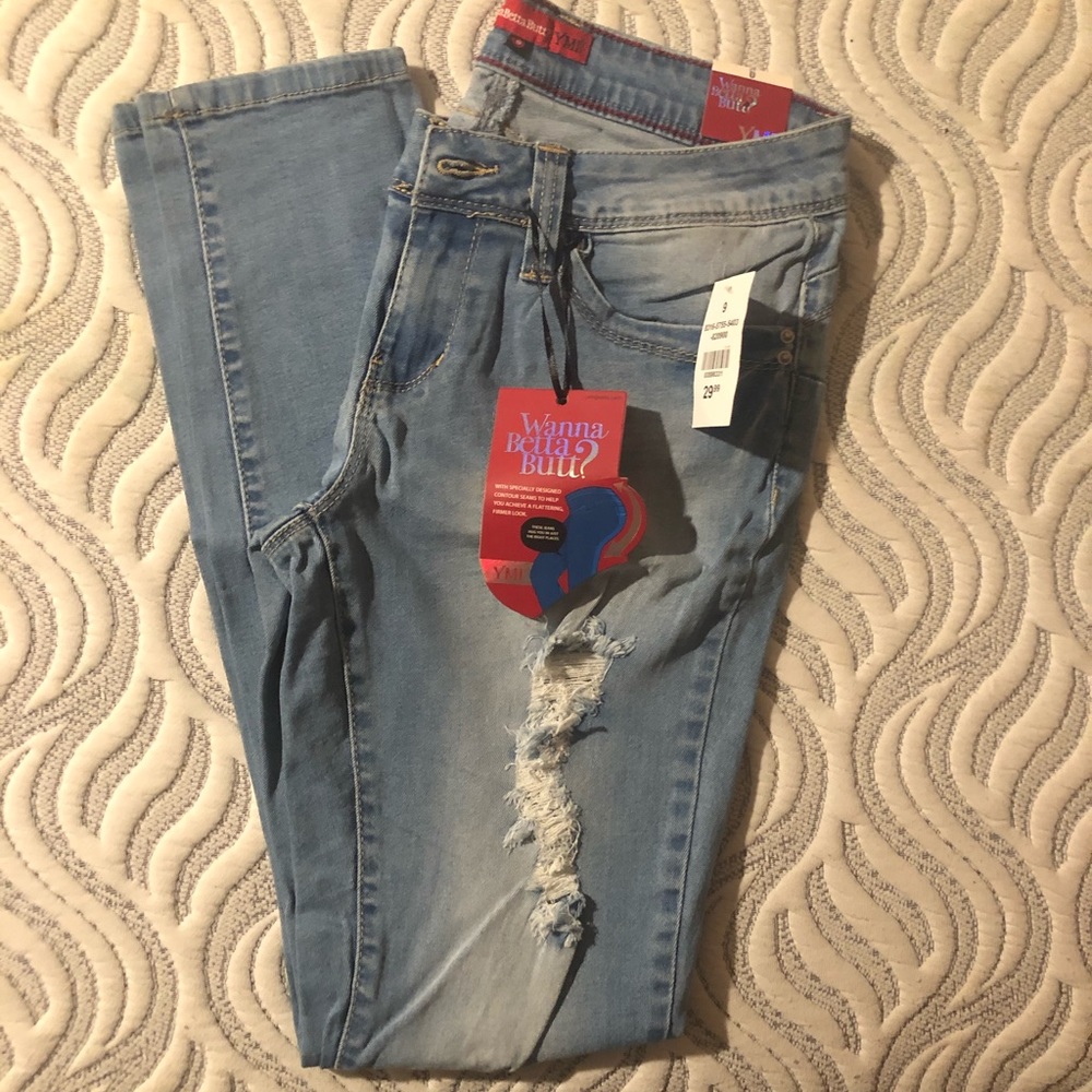 “Wanna Betta Butt” ripped jeans